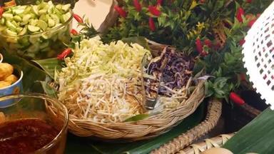 新鲜的街头食品摆摊。 各种新鲜的传统泰国菜放在街头咖啡馆的摊位上。